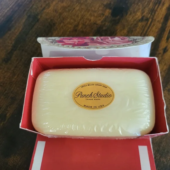 Punch Studio Red and Gold Eiffel Tower Bath Accessory - Picture 6 of 6